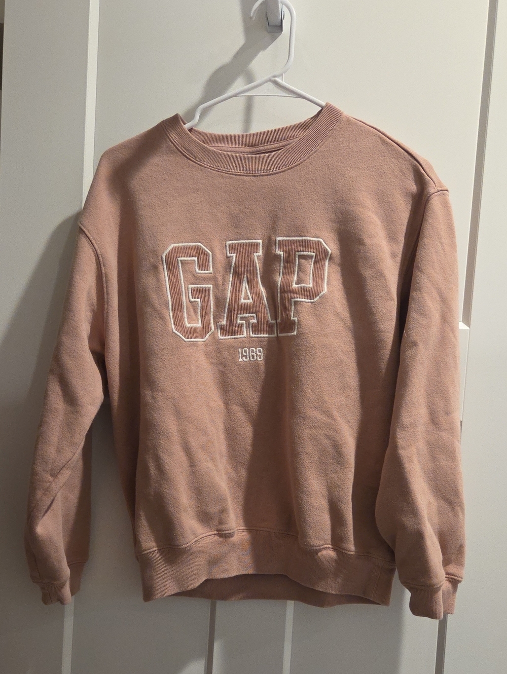 GAP Crewneck Sweatshirt in Blush Pink